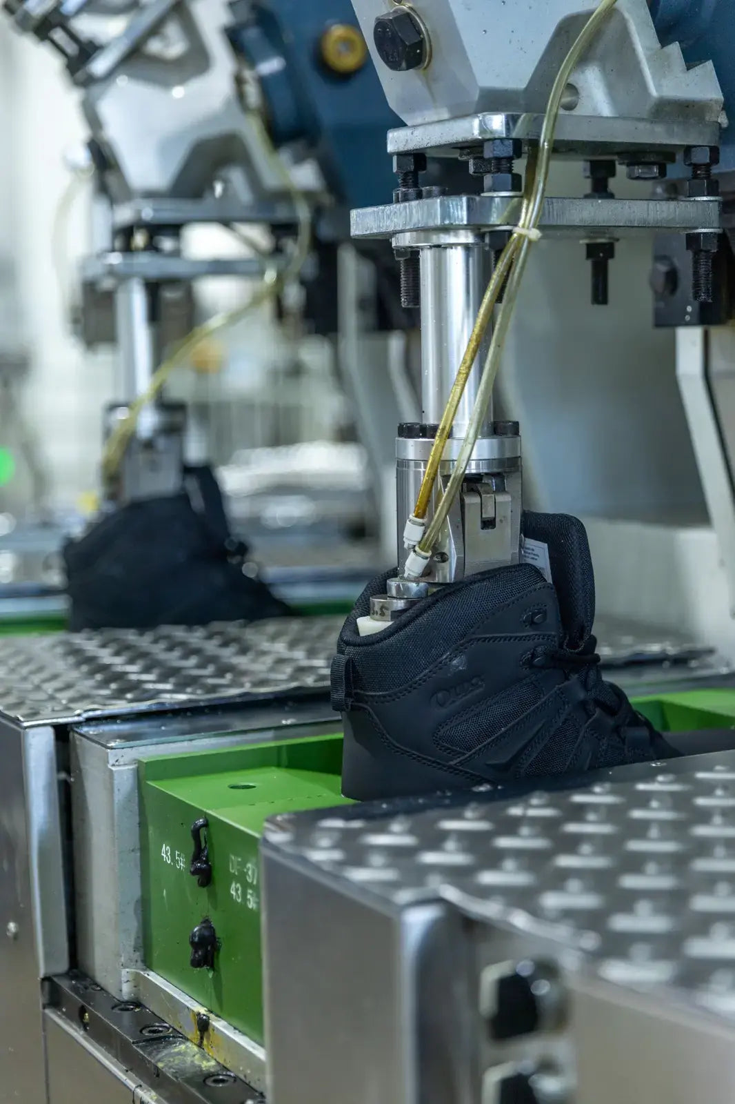 Safety footwear at a sole injection station